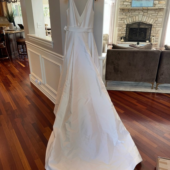 Carolina Herrera Gardenia Wedding Dress - Picture 7 of 15